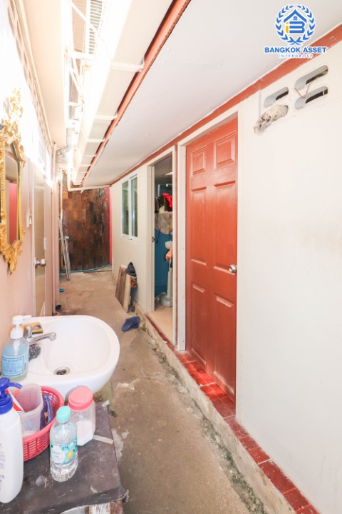 บ้านเดี่ยวทำเลโชคชัย 4 ซอย 56 หลังใหญ่พร้อมอยู่ เนื้อที่ 101 ตร.ว. พร้อมฟังก์ชันที่เหนือกว่าด้วย 5 ห้องนอน 5 ห้องน้ำ ต่อเติมเต็มทั้งหลัง บนทำเลสุดโดดเด่น! พร้อมเชื่อมต่อหลายเส้นทาง ใจกลางแหล่ง Community Mall ชั้นนำมากมาย ใกล้รถไฟฟ้าสายสีเหลือง "โชคชัย4" และทางด่วน "ฉลองรัช"